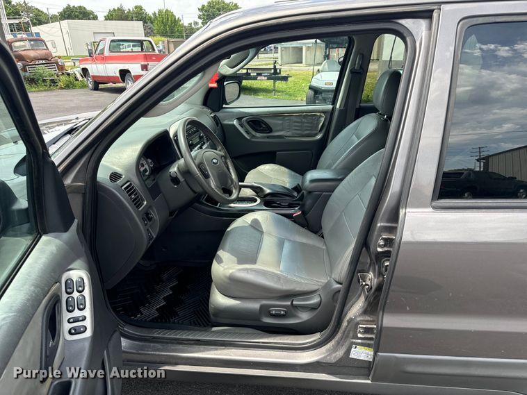 image for item EH6963 2005 Ford Escape XLT SUV