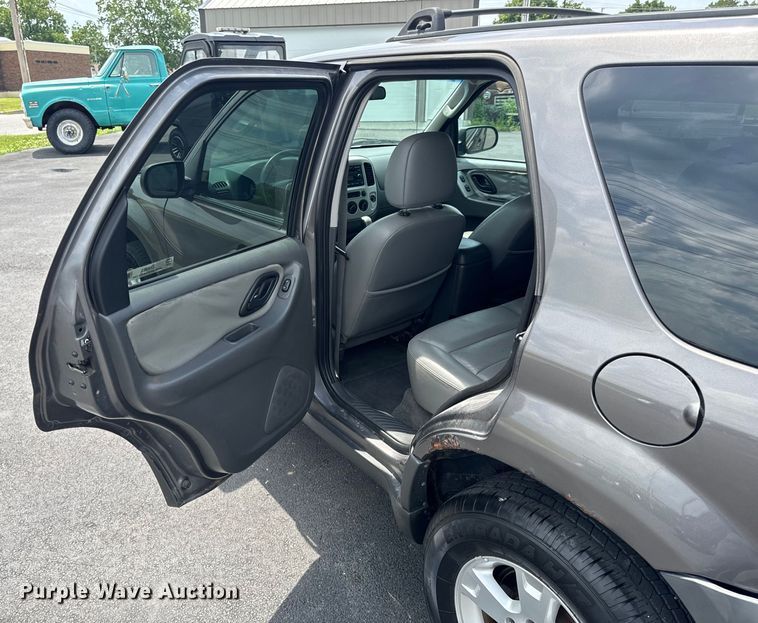 image for item EH6963 2005 Ford Escape XLT SUV