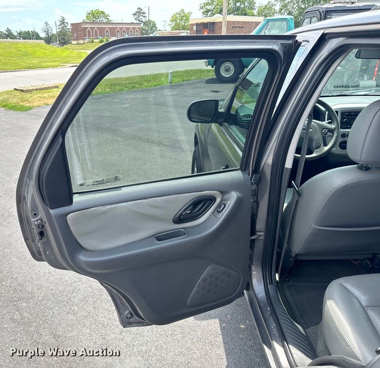 image for item EH6963 2005 Ford Escape XLT SUV