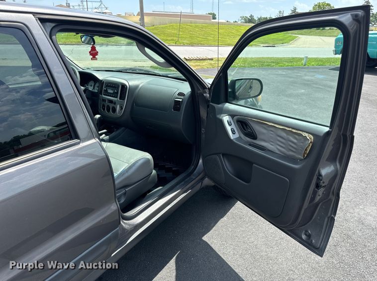 image for item EH6963 2005 Ford Escape XLT SUV