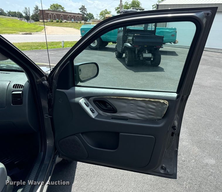 image for item EH6963 2005 Ford Escape XLT SUV