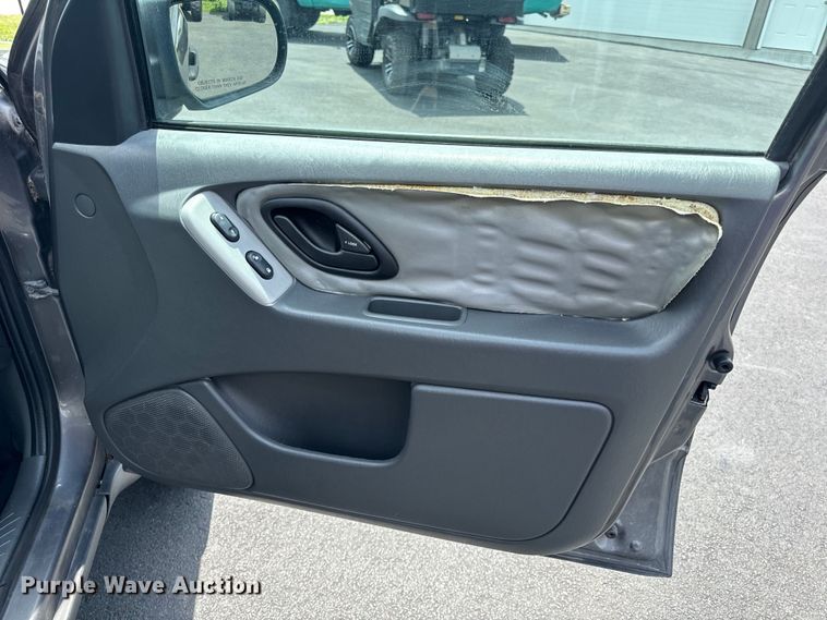 image for item EH6963 2005 Ford Escape XLT SUV