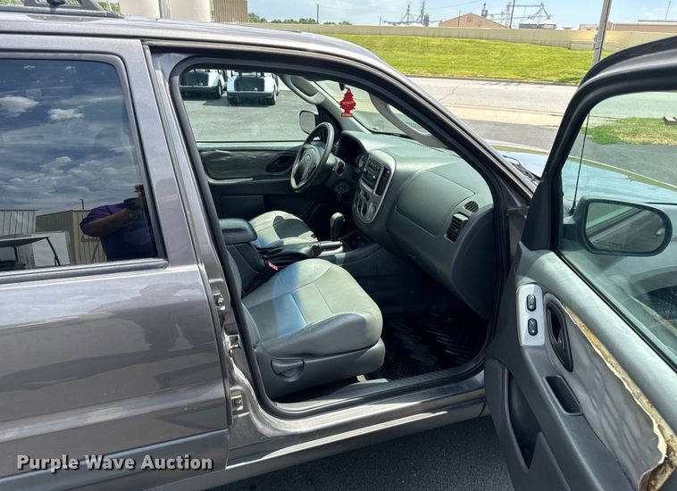 image for item EH6963 2005 Ford Escape XLT SUV