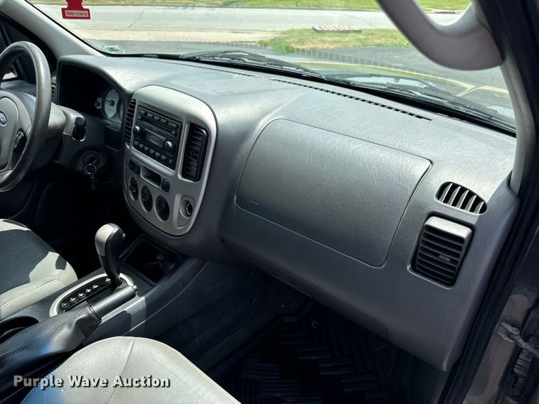 image for item EH6963 2005 Ford Escape XLT SUV