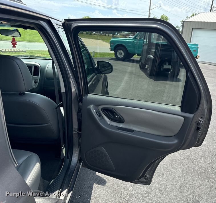 image for item EH6963 2005 Ford Escape XLT SUV