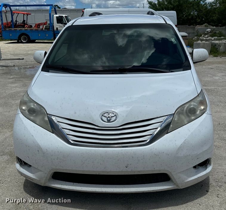 image for item EI4005 2016 Toyota Sienna LE van