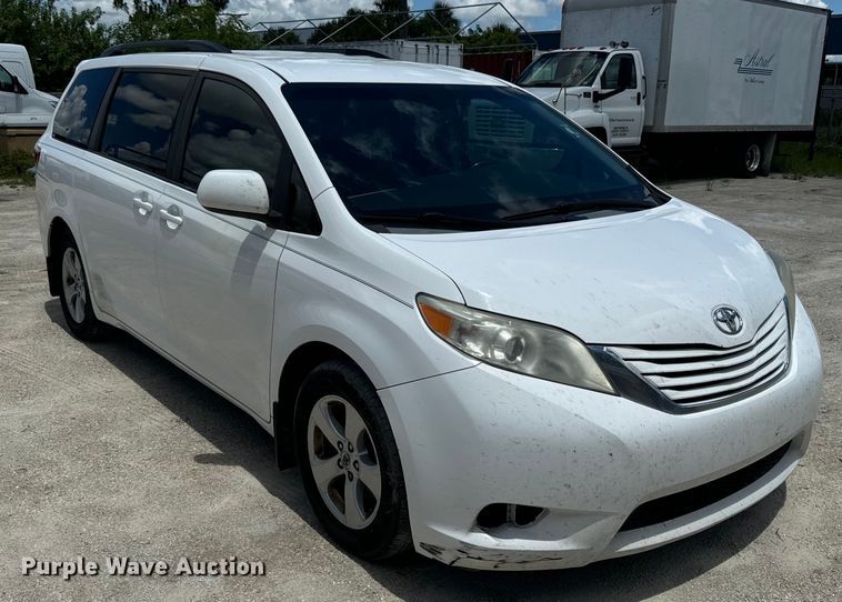 image for item EI4005 2016 Toyota Sienna LE van