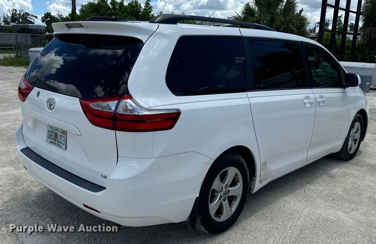 image for item EI4005 2016 Toyota Sienna LE van