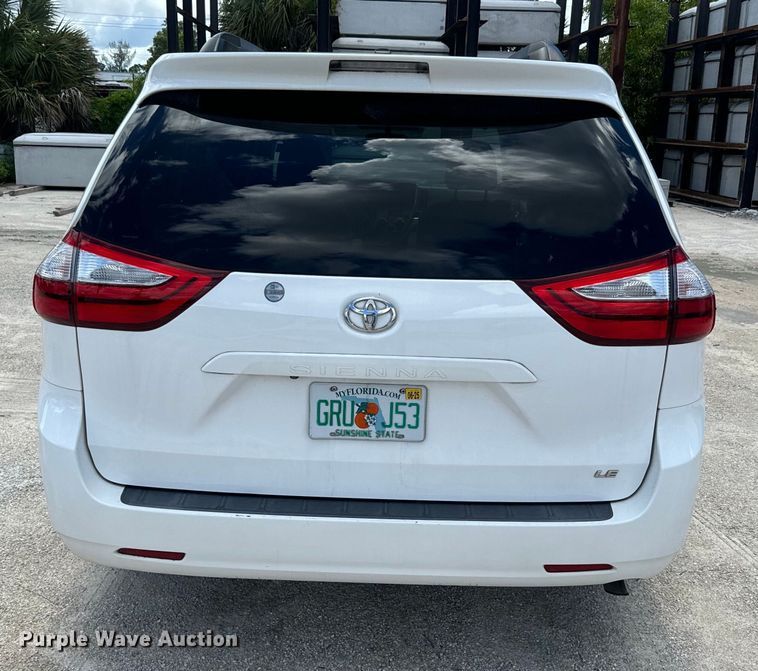 image for item EI4005 2016 Toyota Sienna LE van