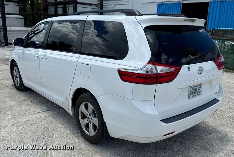 image for item EI4005 2016 Toyota Sienna LE van