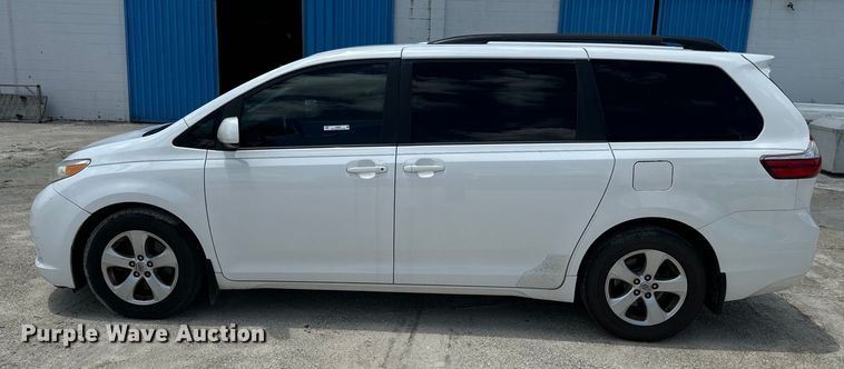 image for item EI4005 2016 Toyota Sienna LE van