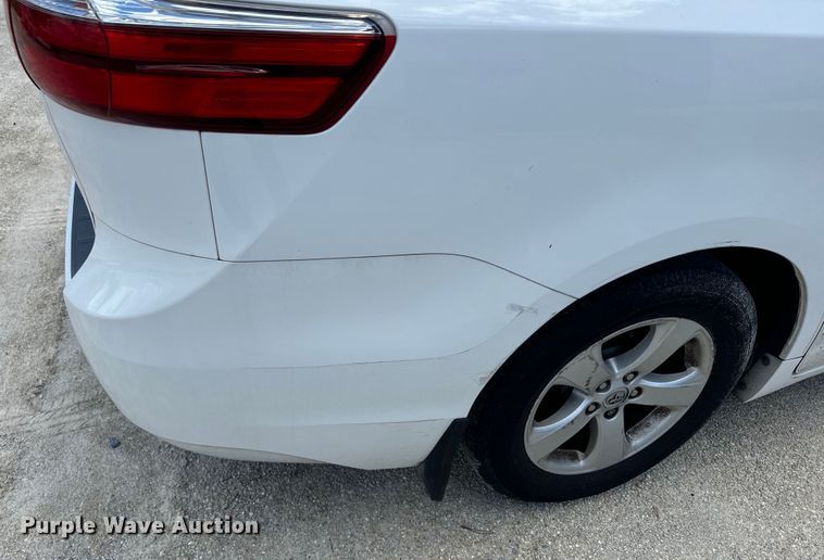 image for item EI4005 2016 Toyota Sienna LE van