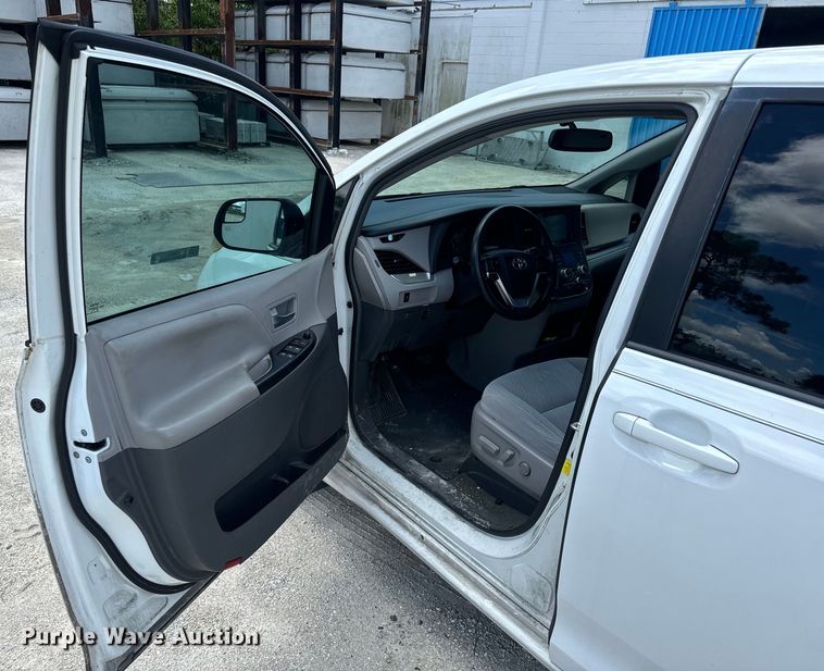 image for item EI4005 2016 Toyota Sienna LE van