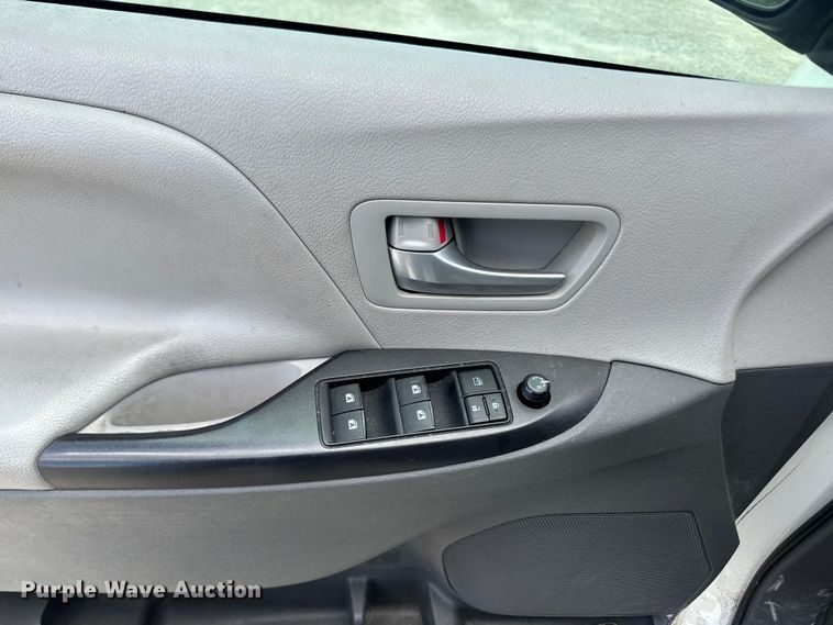 image for item EI4005 2016 Toyota Sienna LE van