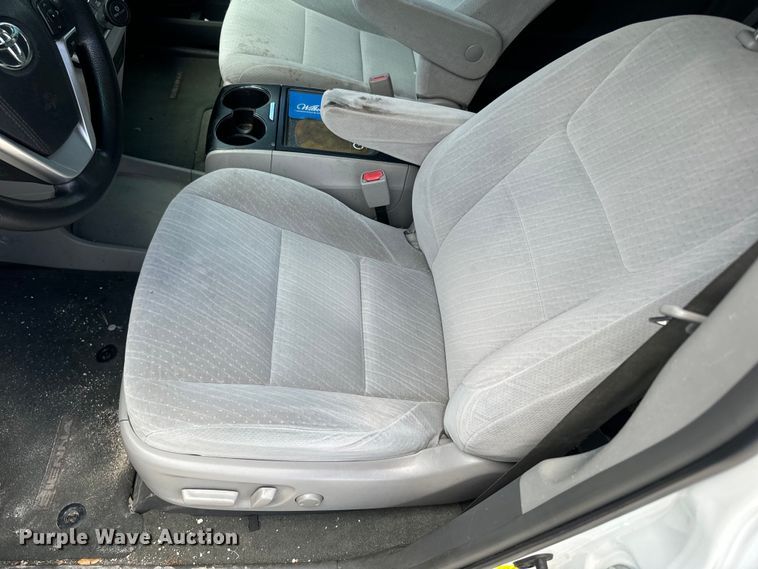 image for item EI4005 2016 Toyota Sienna LE van