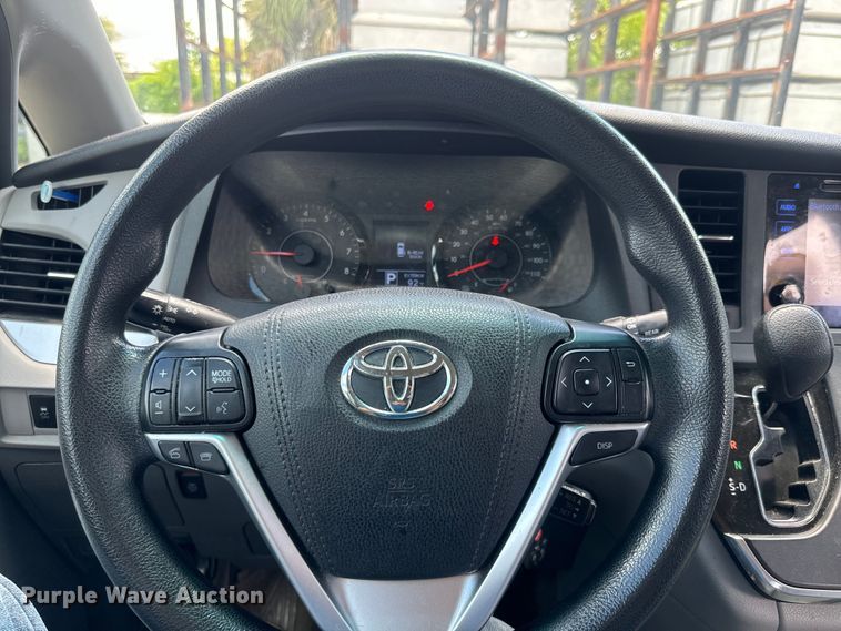 image for item EI4005 2016 Toyota Sienna LE van