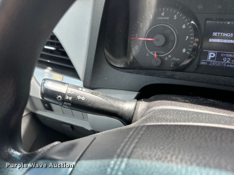 image for item EI4005 2016 Toyota Sienna LE van