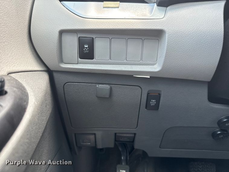 image for item EI4005 2016 Toyota Sienna LE van