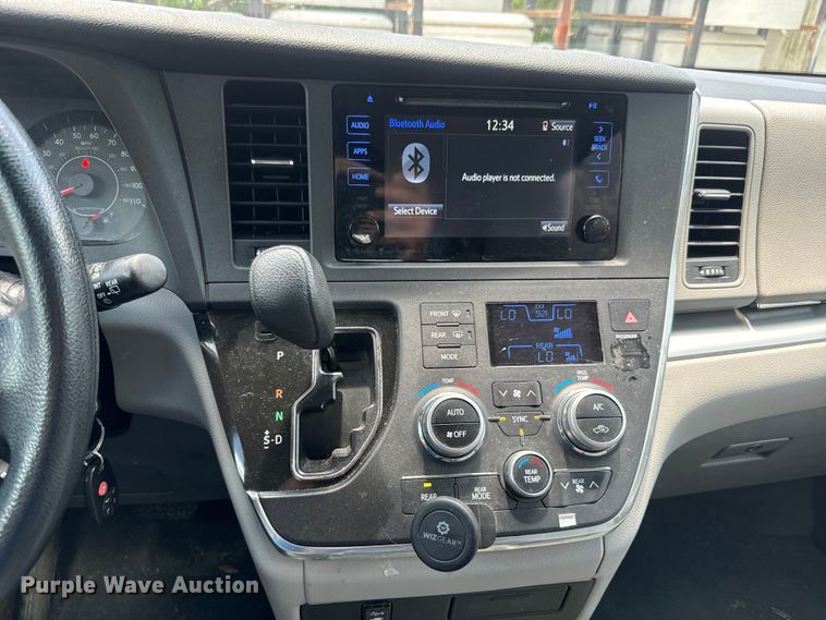 image for item EI4005 2016 Toyota Sienna LE van