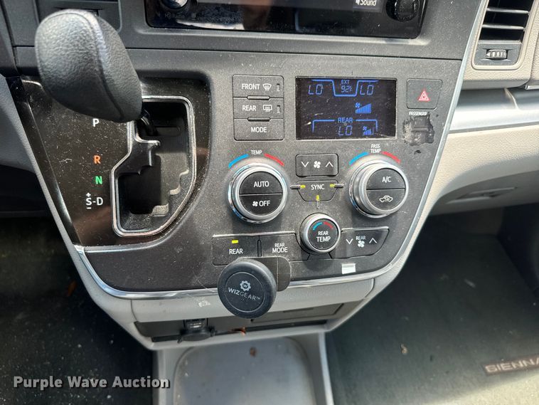 image for item EI4005 2016 Toyota Sienna LE van