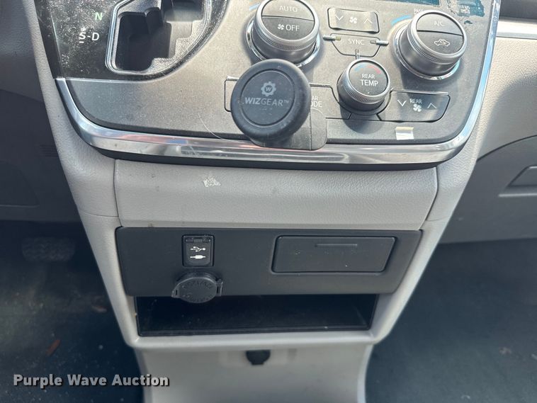 image for item EI4005 2016 Toyota Sienna LE van