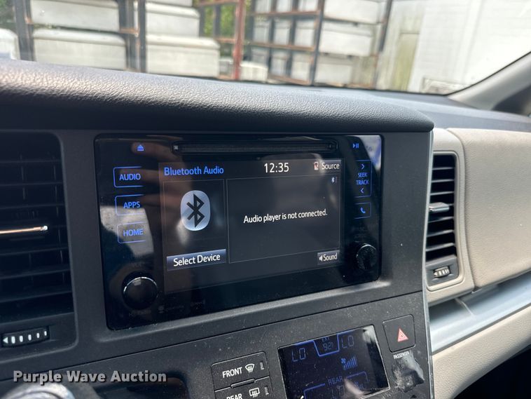 image for item EI4005 2016 Toyota Sienna LE van