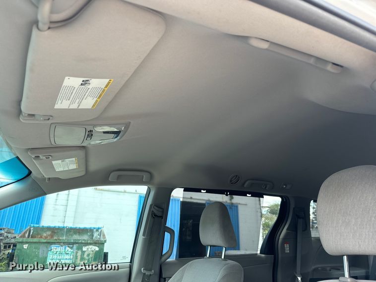 image for item EI4005 2016 Toyota Sienna LE van