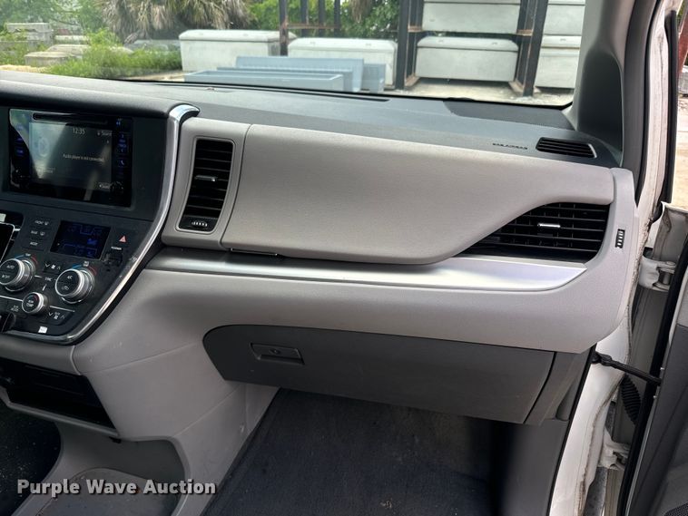 image for item EI4005 2016 Toyota Sienna LE van