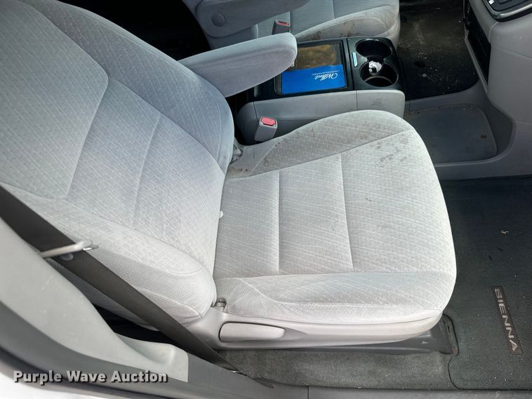 image for item EI4005 2016 Toyota Sienna LE van