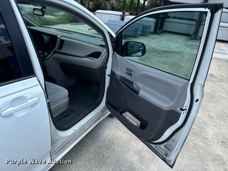 image for item EI4005 2016 Toyota Sienna LE van