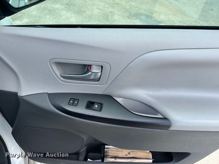 image for item EI4005 2016 Toyota Sienna LE van