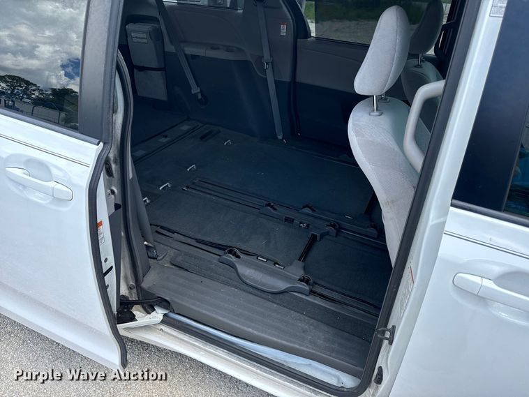 image for item EI4005 2016 Toyota Sienna LE van