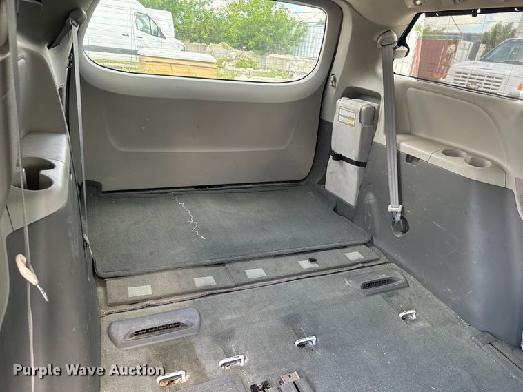 image for item EI4005 2016 Toyota Sienna LE van