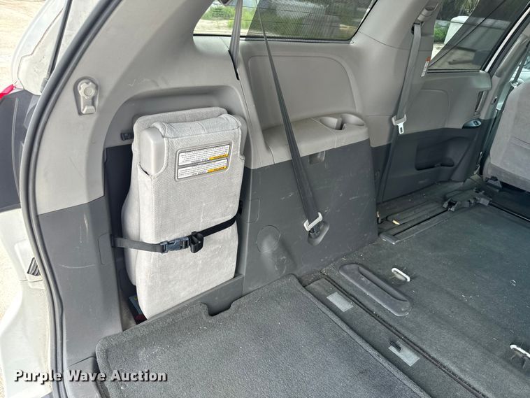 image for item EI4005 2016 Toyota Sienna LE van