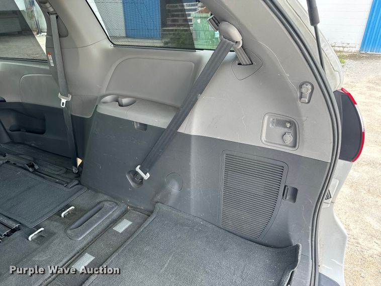 image for item EI4005 2016 Toyota Sienna LE van