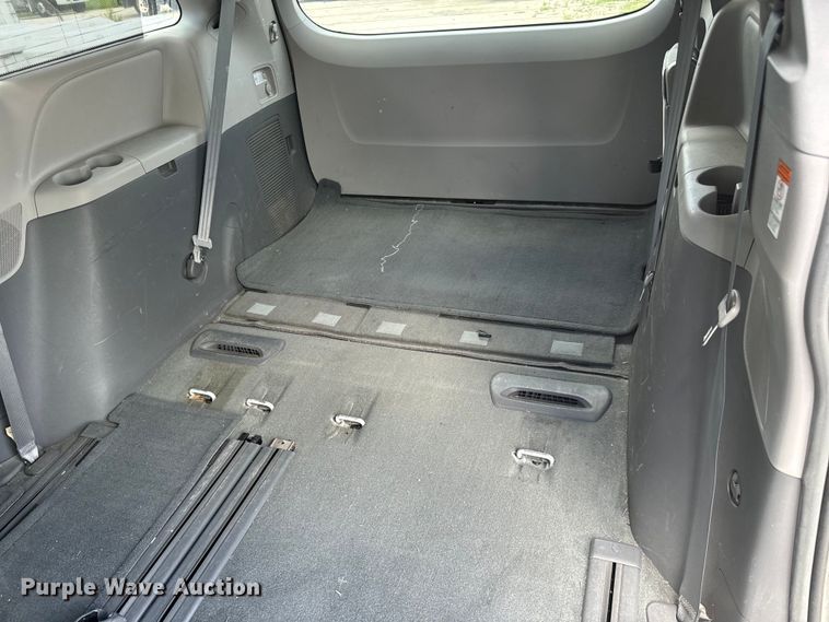 image for item EI4005 2016 Toyota Sienna LE van