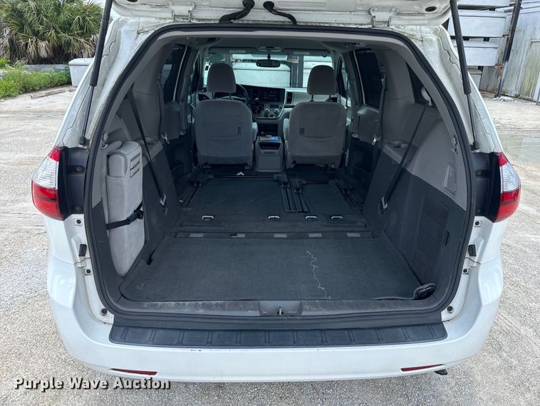 image for item EI4005 2016 Toyota Sienna LE van