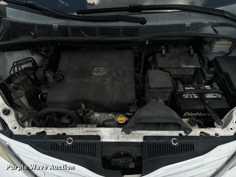 image for item EI4005 2016 Toyota Sienna LE van