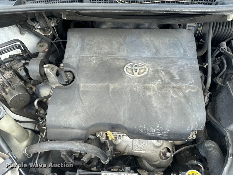 image for item EI4005 2016 Toyota Sienna LE van