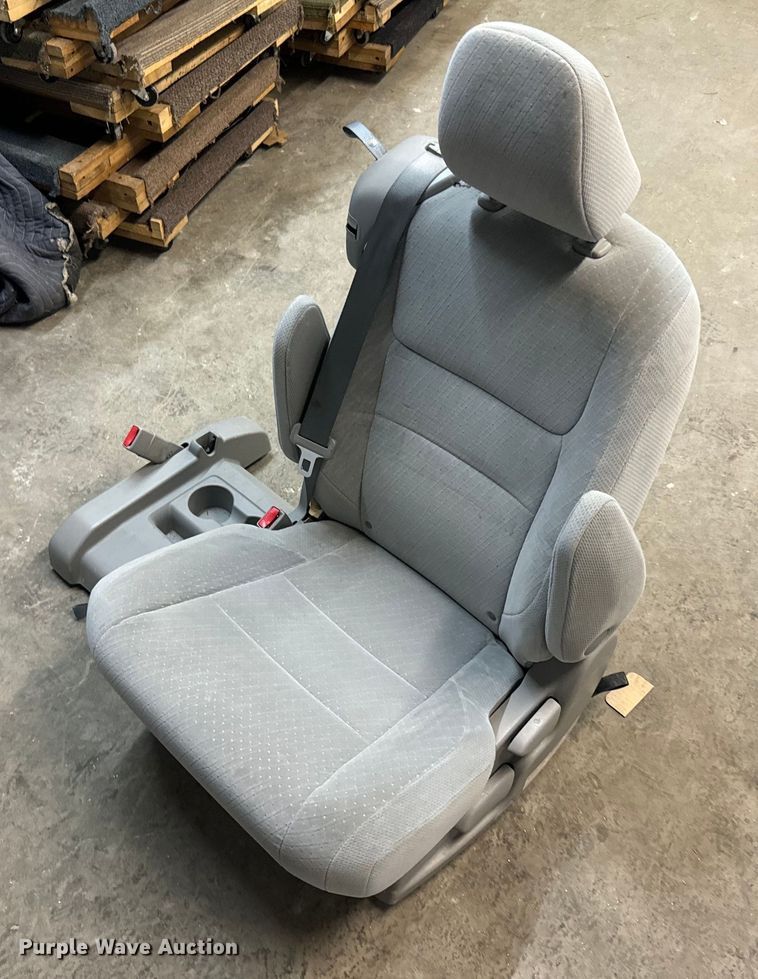 image for item EI4005 2016 Toyota Sienna LE van