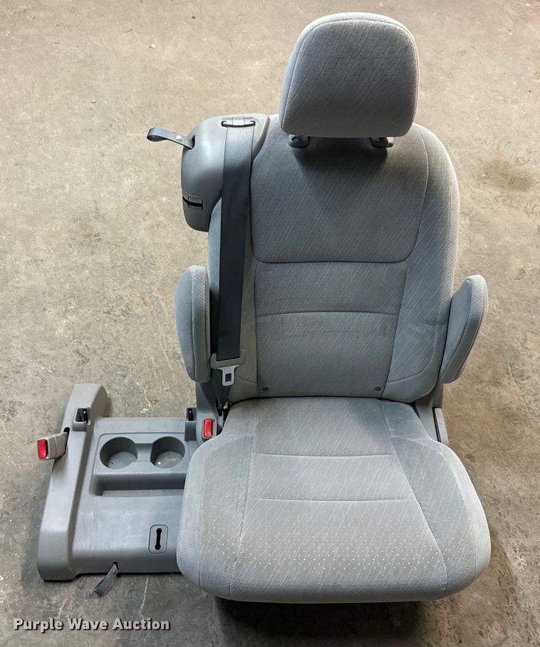 image for item EI4005 2016 Toyota Sienna LE van