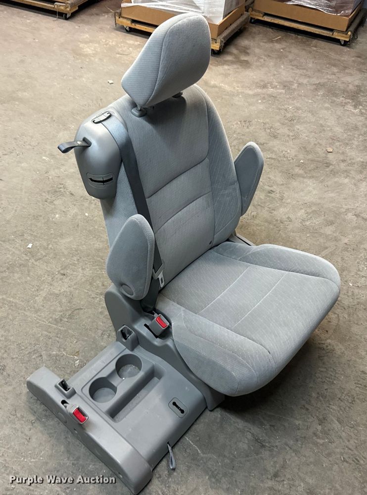 image for item EI4005 2016 Toyota Sienna LE van