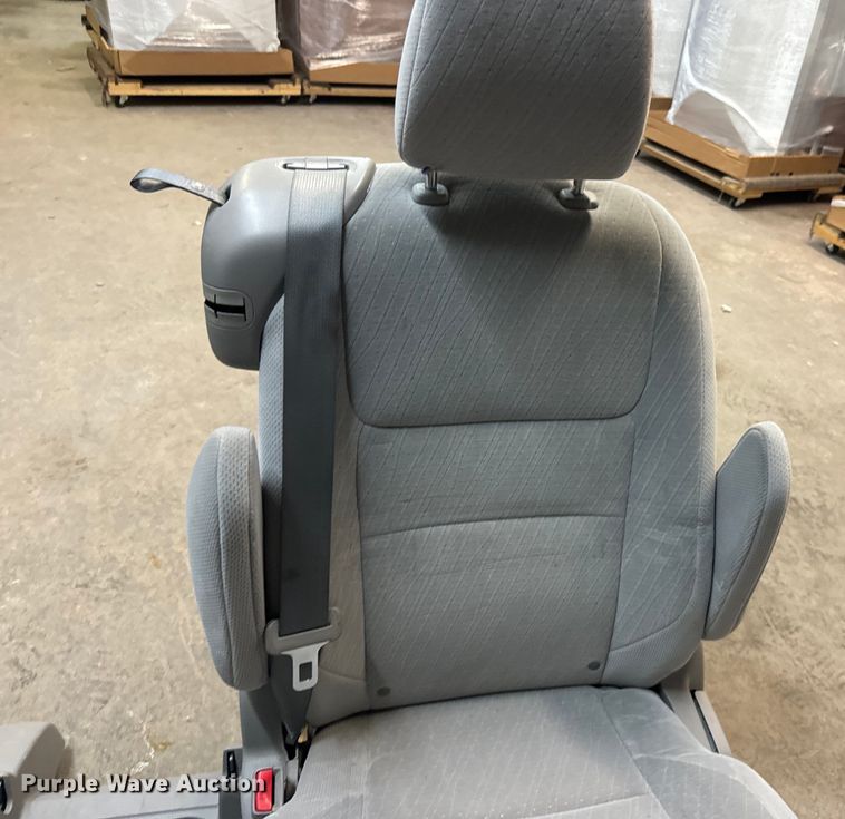 image for item EI4005 2016 Toyota Sienna LE van