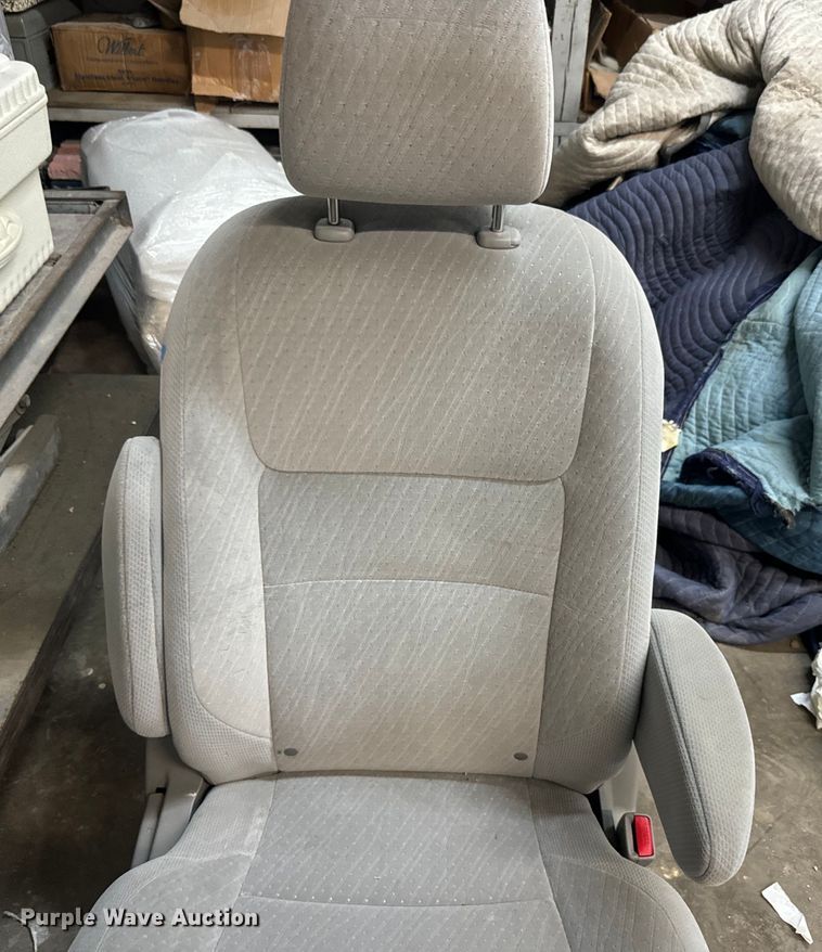 image for item EI4005 2016 Toyota Sienna LE van