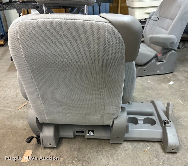 image for item EI4005 2016 Toyota Sienna LE van