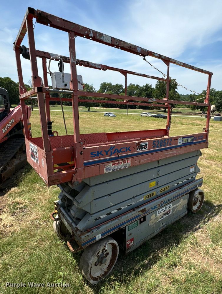 image for item EJ0307 Skyjack 3226 scissor lift