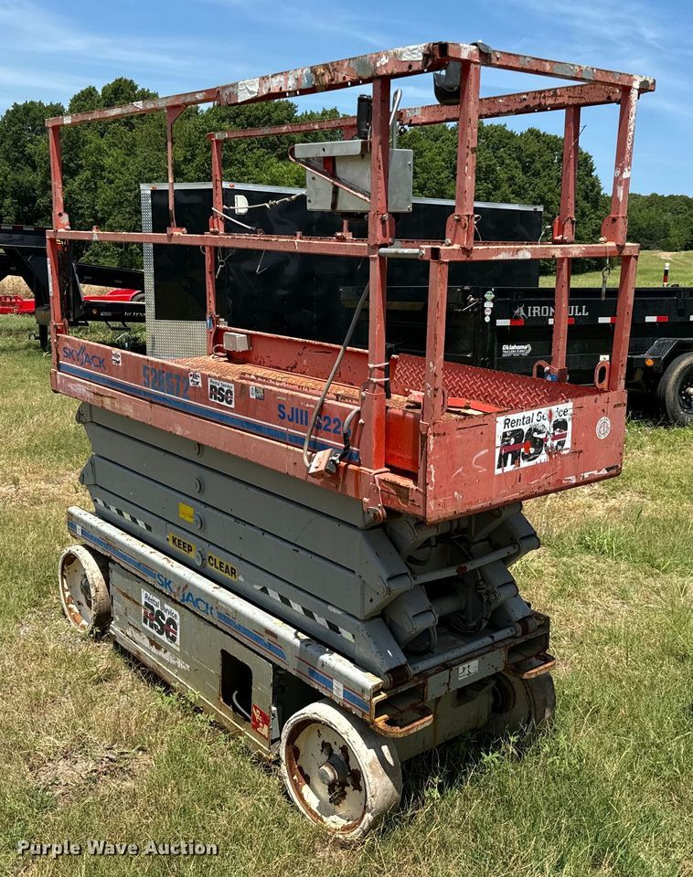 image for item EJ0307 Skyjack 3226 scissor lift