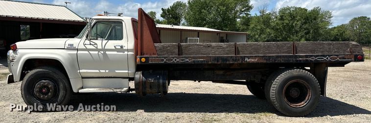 image for item EJ4363 1977 Ford F800 flatbed truck
