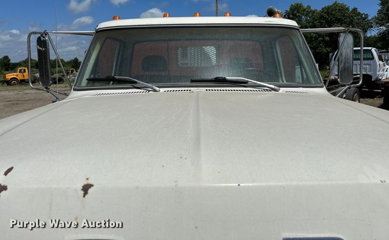 image for item EJ4363 1977 Ford F800 flatbed truck