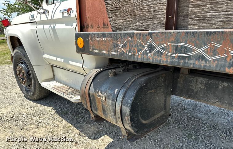 image for item EJ4363 1977 Ford F800 flatbed truck